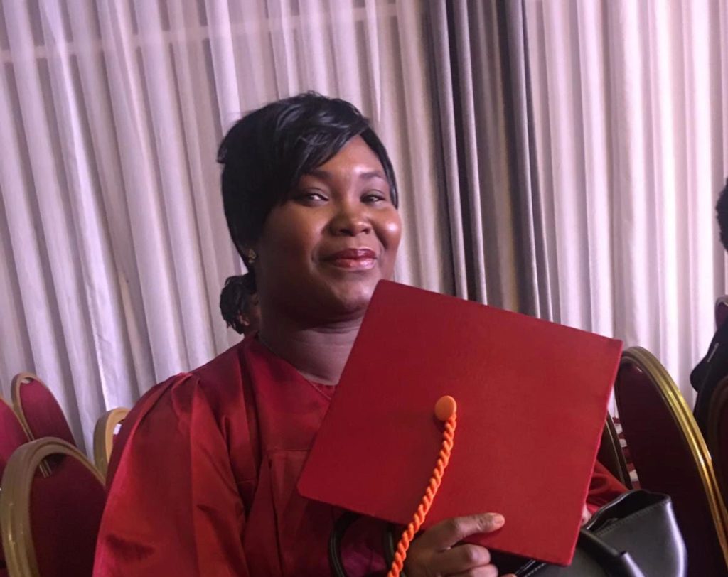 Dr Joyce Dohou recevant un parchemin de formation