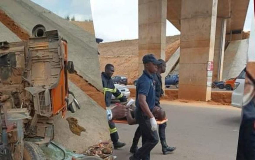 Les Sapeurs-Pompiers transportant un blessé