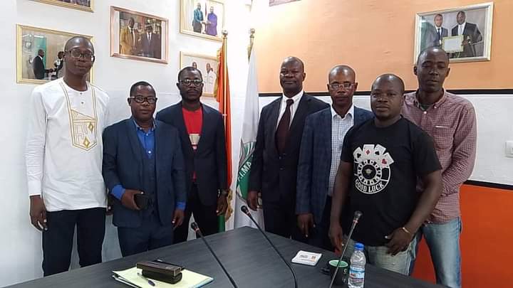 Les journalistes des radios privées et le Président de la Fédération Internationale de Maracana Associations