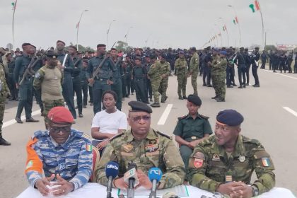 Le Colonel-major Yaké Charles (centre), coordinateur d’organisation du défilé