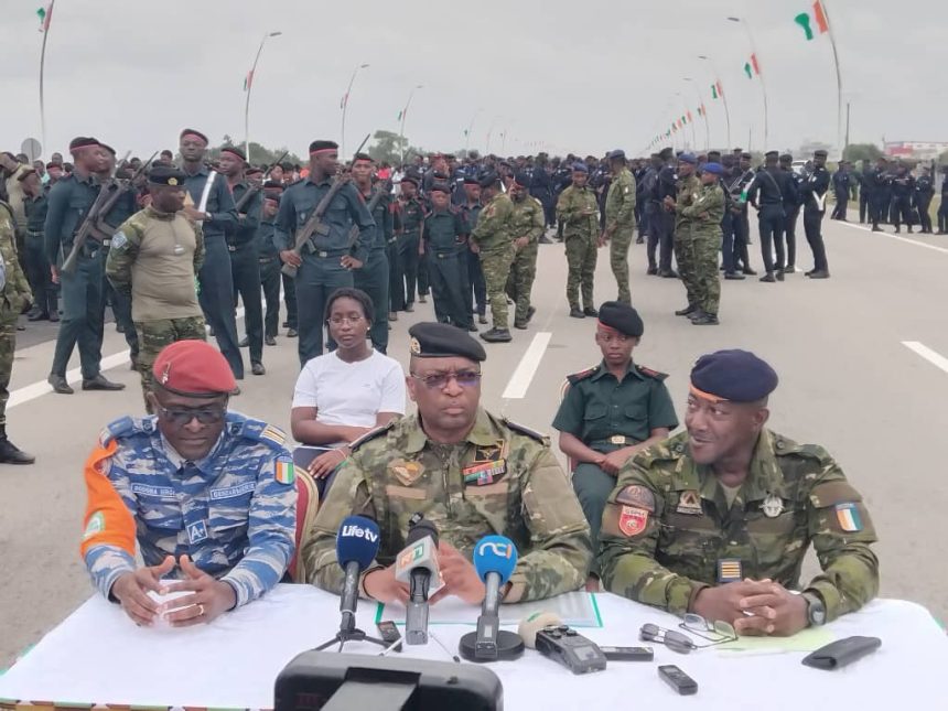 Le Colonel-major Yaké Charles (centre), coordinateur d’organisation du défilé