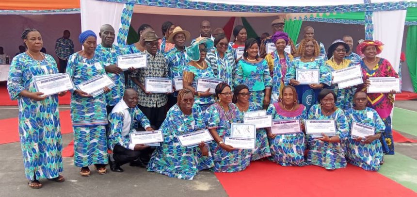 Plusieurs personnes distinguées