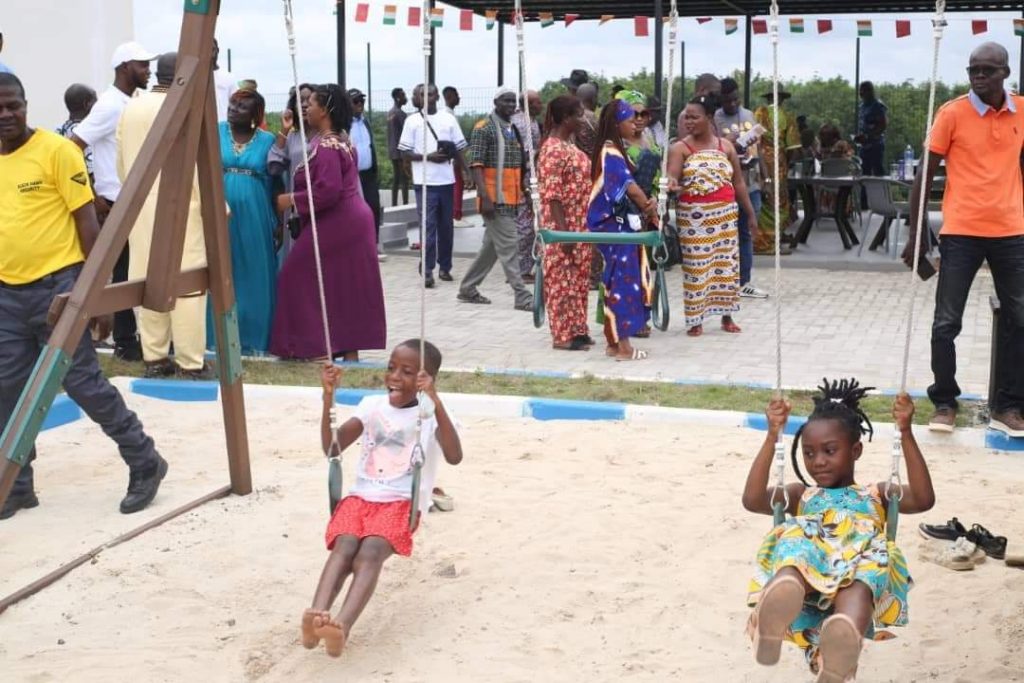 Les enfants profitent de l'Aire de repos Alassane Ouattara