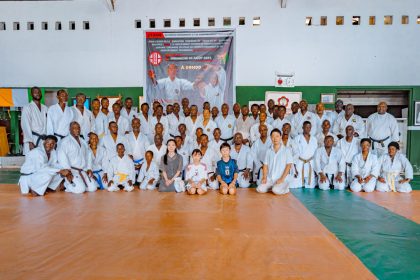La cinquantaine de maitres de Karaté ayant pris part à ce stage de perfectionnement et de renforcement technique