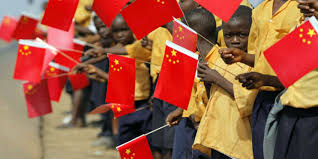 Les enfants tenant le drapeau chinois