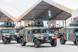 Des blindés militaires lors du défilé