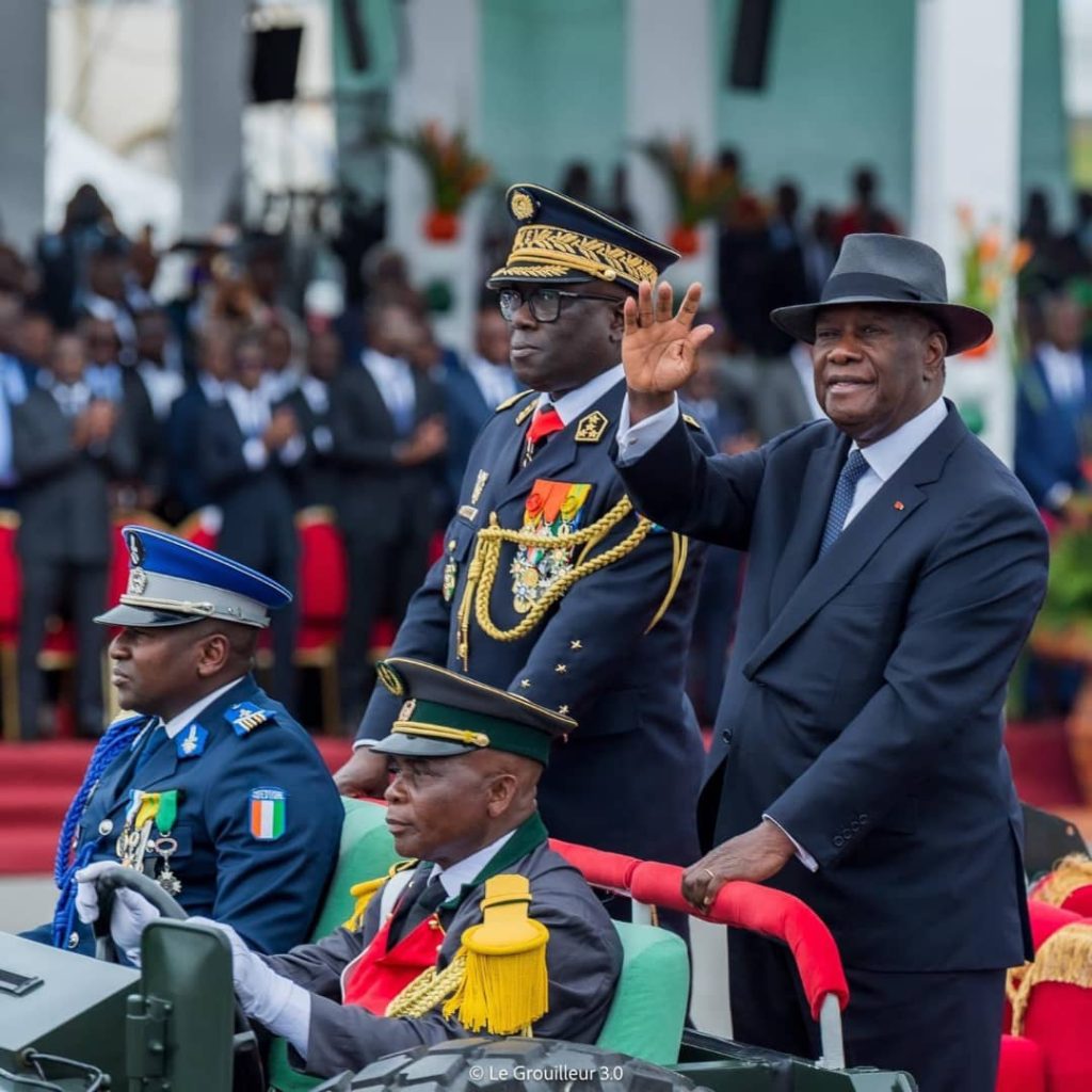 Le président de la République saluant les populations