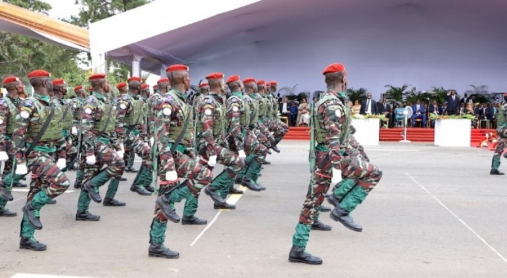 Le défilé militaire lors de la célébration du 64e anniversaire