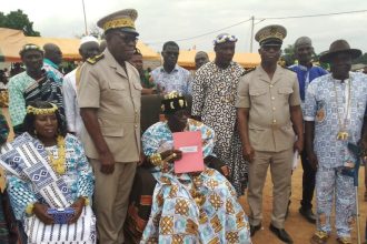 Nanan Dôhô Kouassi II recevant son arrêté de nomination