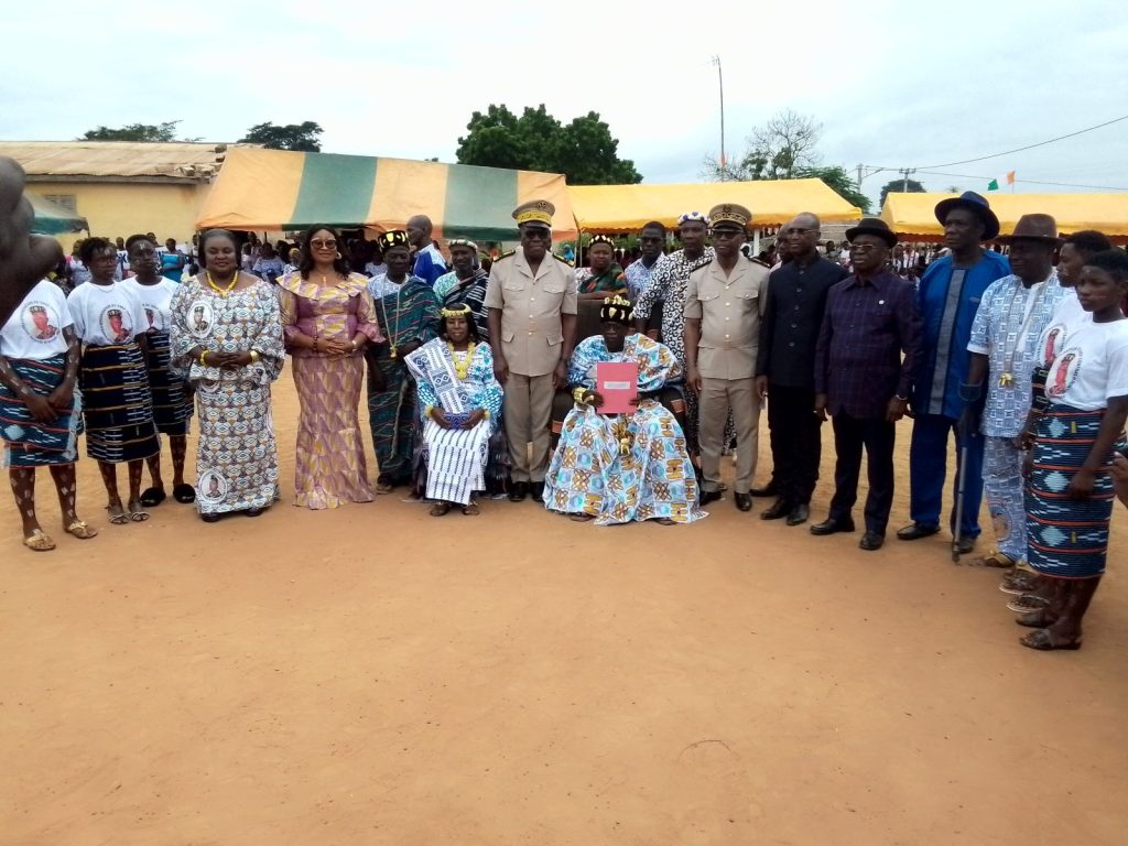 Photo de famille avec le chef et les autorités administratives