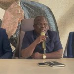 Siaka Koné, 2ème adjoint au maire d'Abobo annonçant la fermeture du site