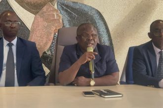Siaka Koné, 2ème adjoint au maire d'Abobo annonçant la fermeture du site