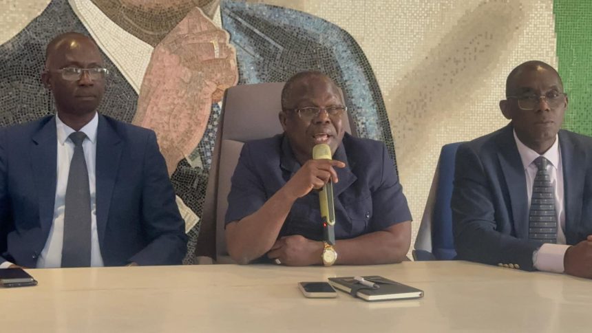 Siaka Koné, 2ème adjoint au maire d'Abobo annonçant la fermeture du site