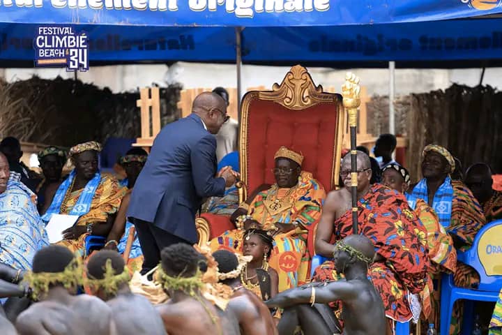 Le roi d'Assinie, Awoulaé Fian Mossou V assis qui reçoit les salutations