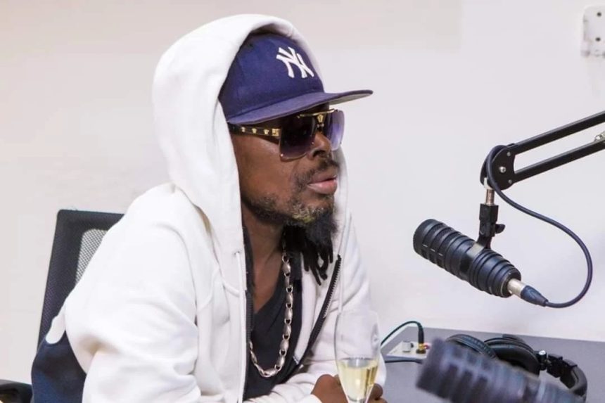 Petit Denis lors d'une émission radio
