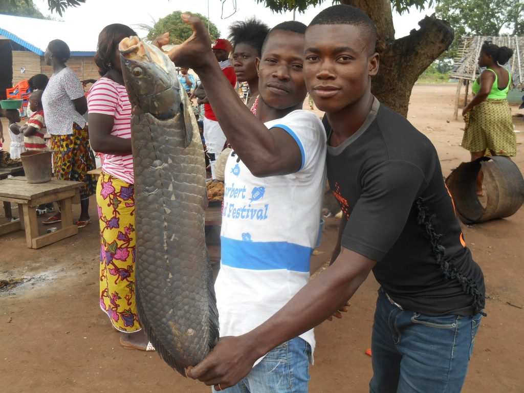 Des jeunes pêcheurs à Linguebo