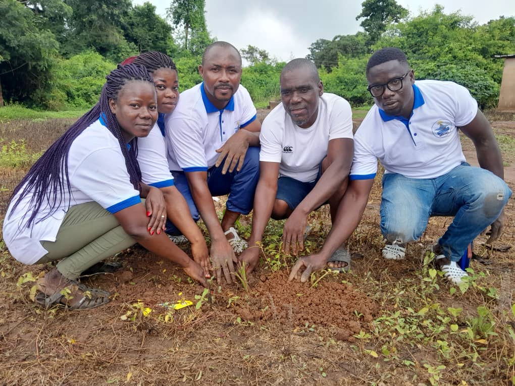 Le planting d'arbre lors de la semaine culturelle
