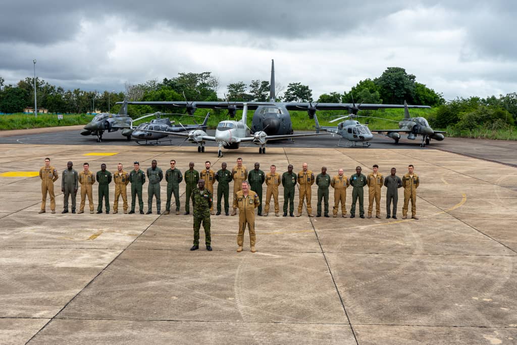 Photo de famille devant les avions engagées dans cet exercice