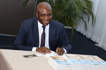 Dr Jean-Jacques Konadjé lors de la dédicaces de l'un de ses œuvre
