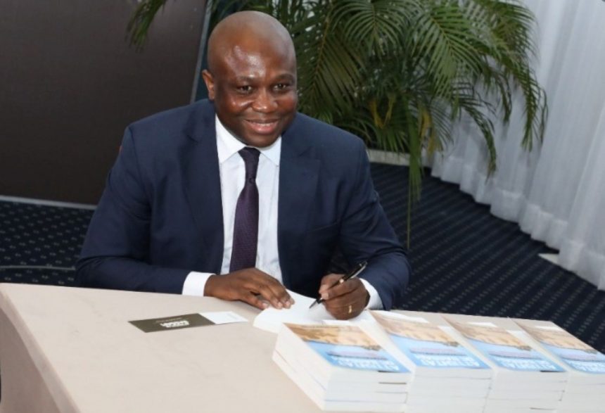 Dr Jean-Jacques Konadjé lors de la dédicaces de l'un de ses œuvre
