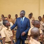 Le maire Adama Bictogo et les élèves en ce jour de rentrée
