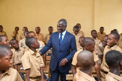 Le maire Adama Bictogo et les élèves en ce jour de rentrée