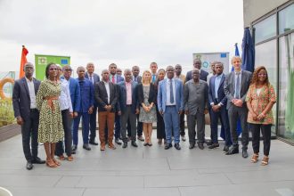 Photo de famille des officiels et des participants