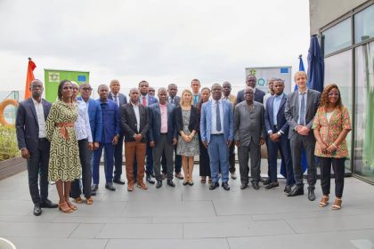 Photo de famille des officiels et des participants