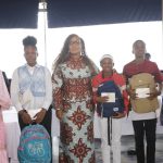 La ministre Belmonde Dogo avec les enfants récipiendaires