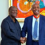 Le président Ivoirien Alassane Ouattara (gauche) et Dr Patrice Motsepe, le Président de la CAF (droite)