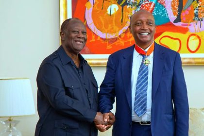 Le président Ivoirien Alassane Ouattara (gauche) et Dr Patrice Motsepe, le Président de la CAF (droite)