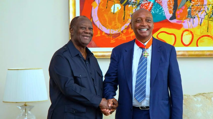 Le président Ivoirien Alassane Ouattara (gauche) et Dr Patrice Motsepe, le Président de la CAF (droite)