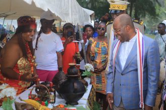 Le Ministre Siandou Fofana visite les stands