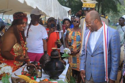 Le Ministre Siandou Fofana visite les stands