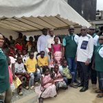 Les membres de l'ONG et les enfants