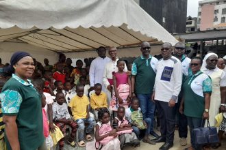 Les membres de l'ONG et les enfants