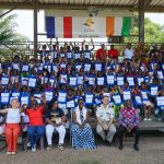 Photo de famille avec les enfants récipiendaires