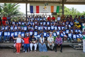Photo de famille avec les enfants récipiendaires