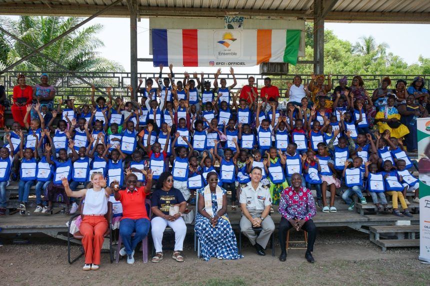 Photo de famille avec les enfants récipiendaires