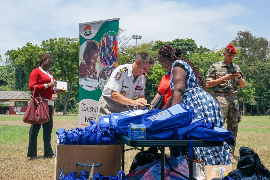 Le partage des kits aux enfants
