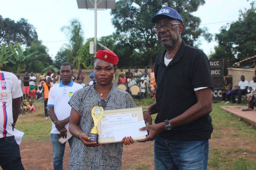 La remise du Prix d'Excellence à Mademoiselle SANGARÉ Massabdjé