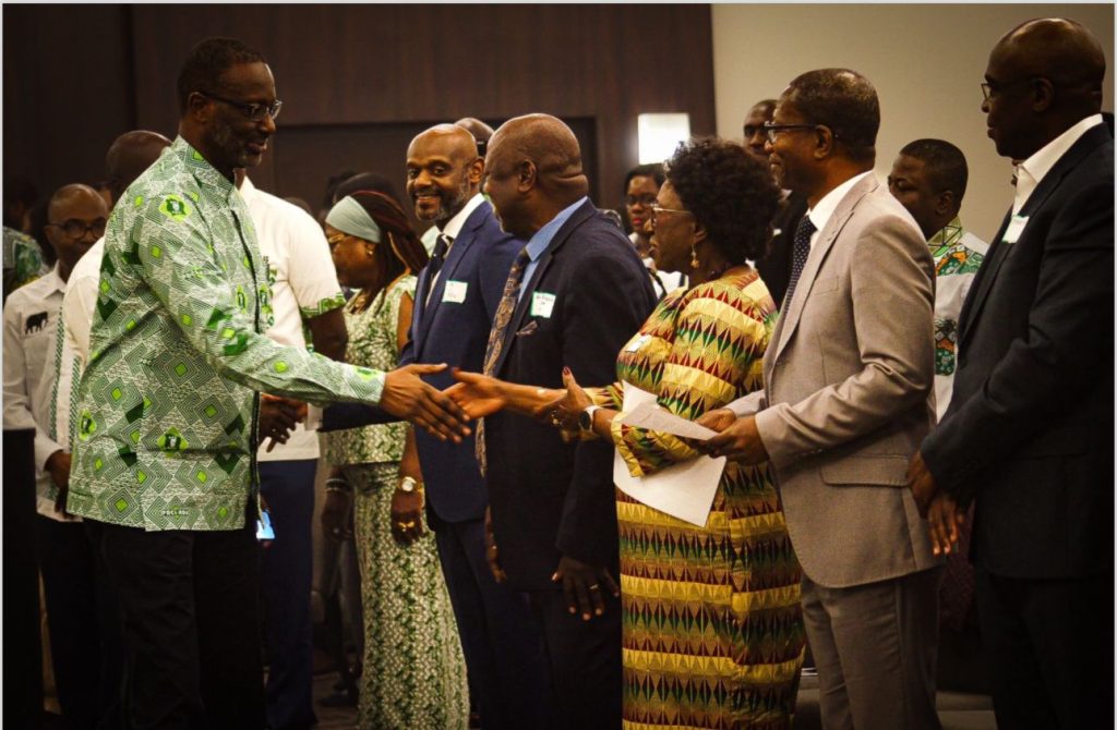 Tidjane Thiam saluant les militants venus à la rencontre