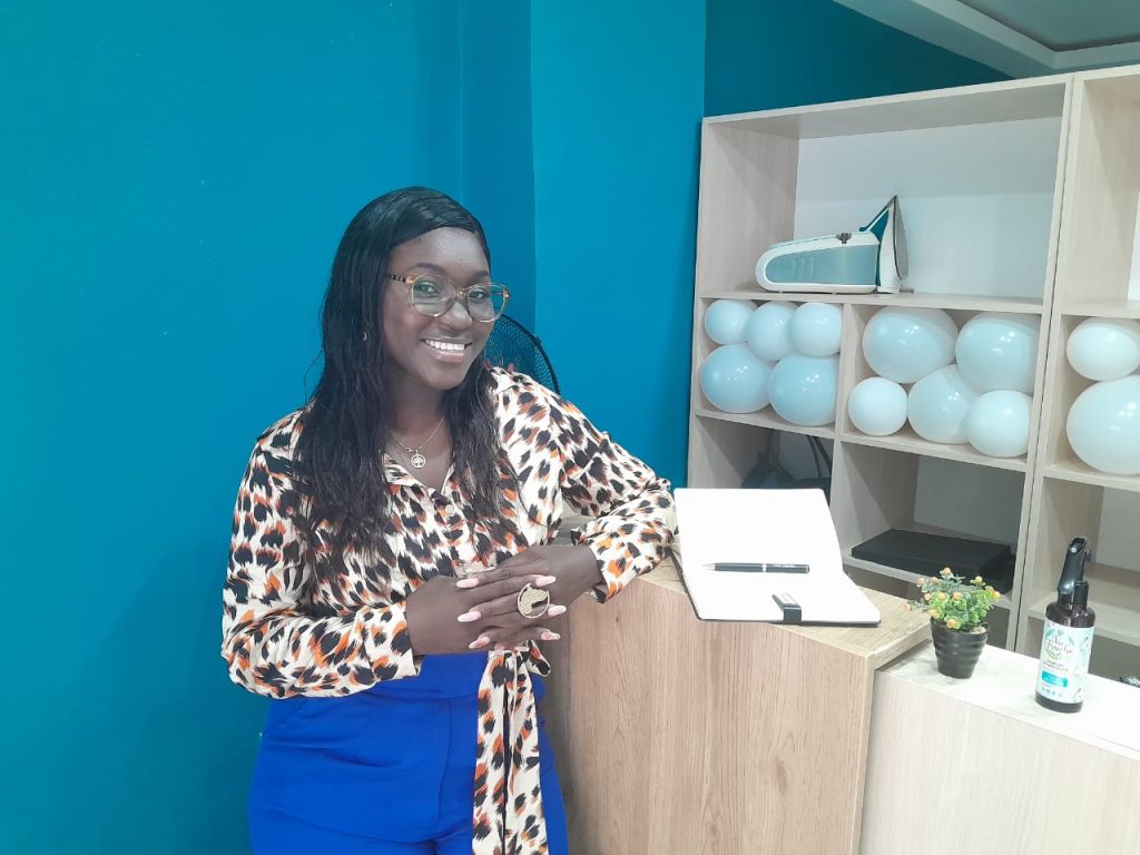 Lynda Assirifix attend la clientèle dans son pressing