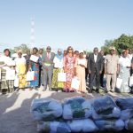 Photo de familles avec les bénéficiaires et les officiels