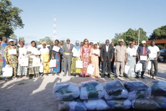 Photo de familles avec les bénéficiaires et les officiels