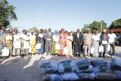 Photo de familles avec les bénéficiaires et les officiels