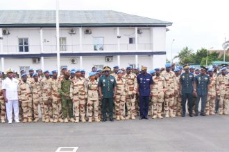 Photo de famille avec l'ensemble des personnes présentes