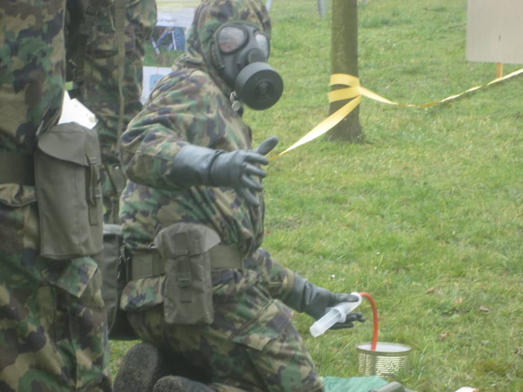 Un militaire masqué au cours d'un exercice