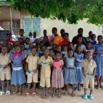 Les enfants heureux de recevoir des kits scolaires