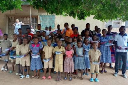 Les enfants heureux de recevoir des kits scolaires